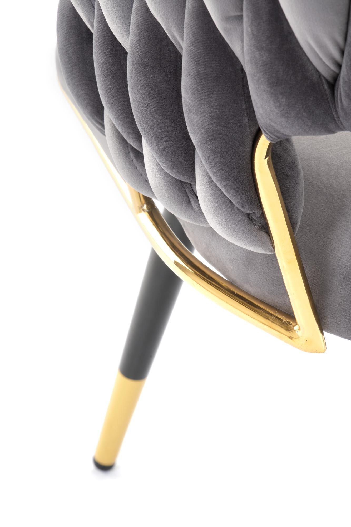 Zbliżenie na popielate krzesło K551 z weluru, złote akcenty i chromowana stal.