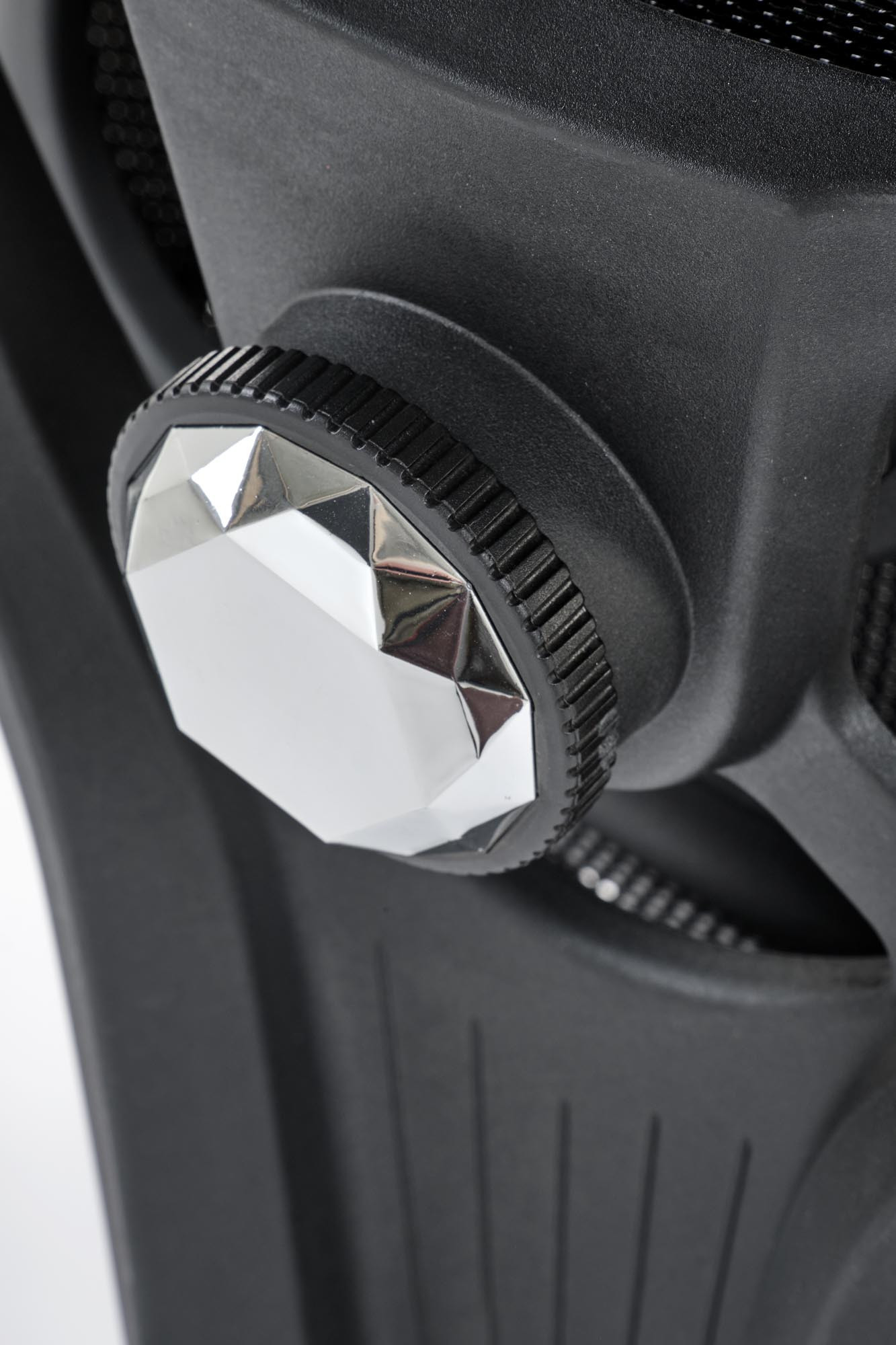 Zbliżenie na detal czarnego fotela biurowego OSVALDO z regulacją podparcia pleców.