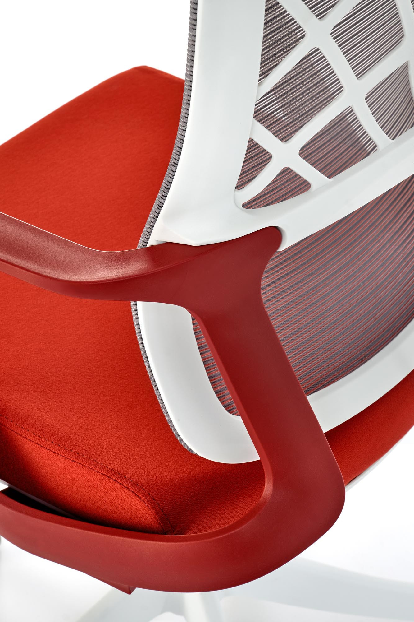 Zbliżenie na cynamonowe siedzisko i białą ramę fotela gabinetowego VESUVIO 2 z siatkowym oparciem.