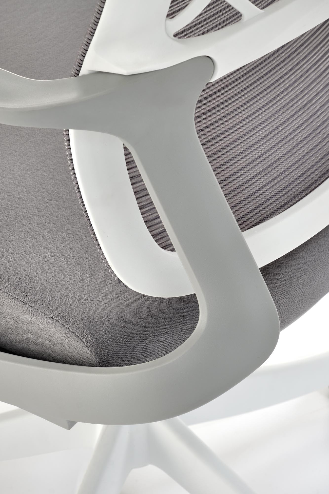 Zbliżenie na szare siatkowe oparcie i białą ramę fotela gabinetowego VESUVIO 2.