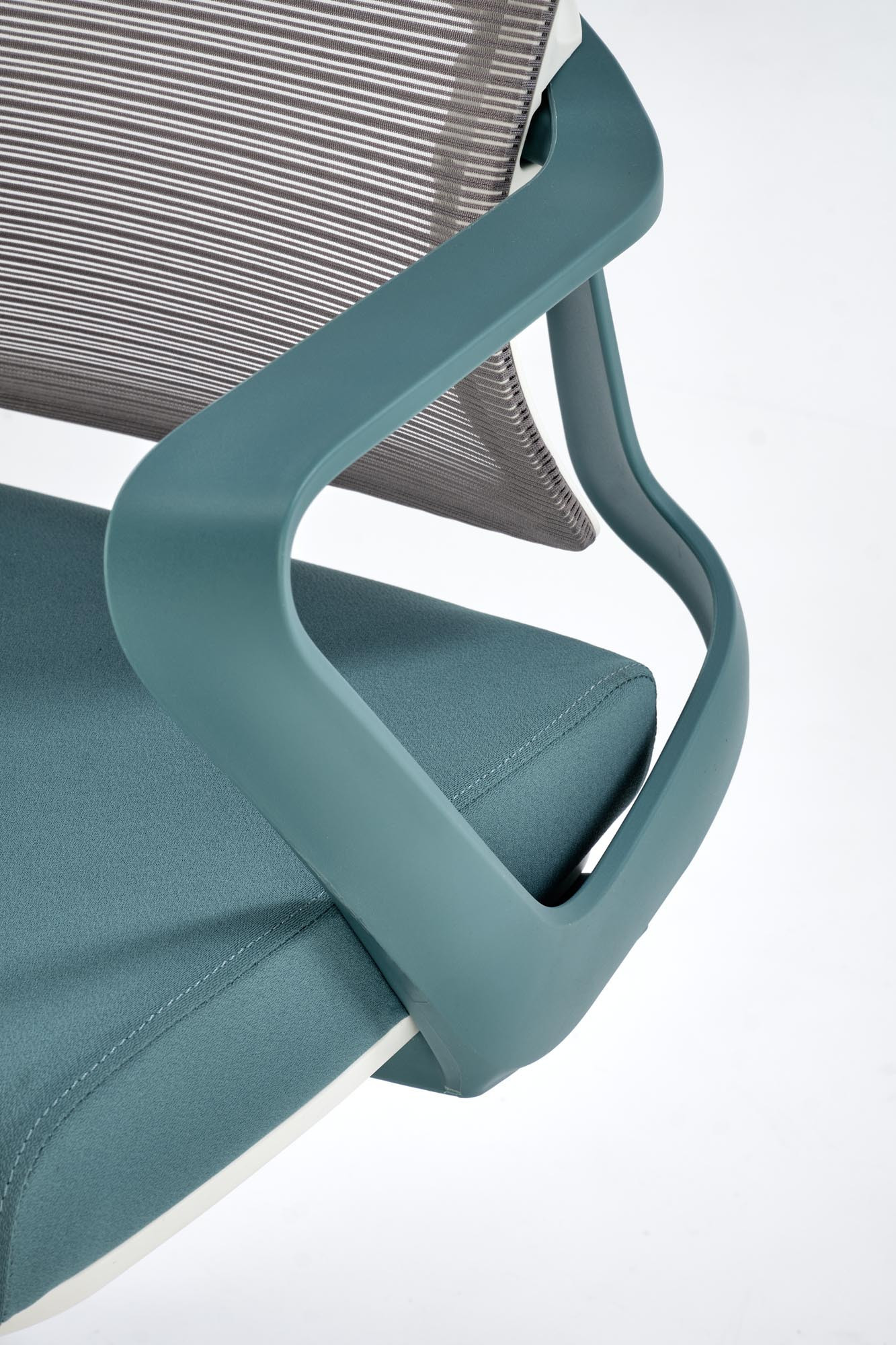 Zbliżenie na turkusowy podłokietnik i szare siatkowe oparcie fotela gabinetowego VESUVIO 2.