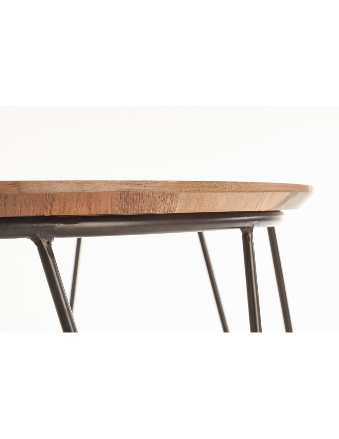 Zbliżenie na orzechowy blat stolika NUBIRA z czarnymi metalowymi nogami.